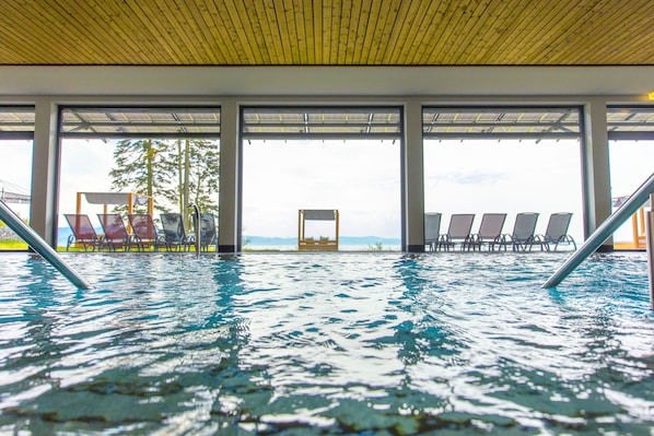 Piscine couverte, chaises longues