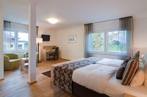 Hypo-allergenic bedding, minibar, in-room safe, desk