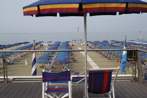 Una playa cerca, arena blanca, bar en la playa