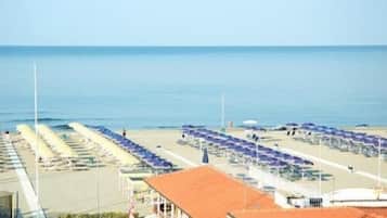 Beach nearby, white sand, beach bar