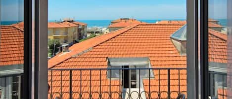 Minibar, cassaforte in camera, una scrivania, Wi-Fi gratuito