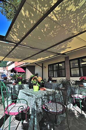 점심 식사 및 저녁 식사 제공, 현지 요리