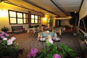 점심 식사 및 저녁 식사 제공, 현지 요리