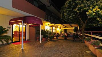 Fassade der Unterkunft â Abend/Nacht