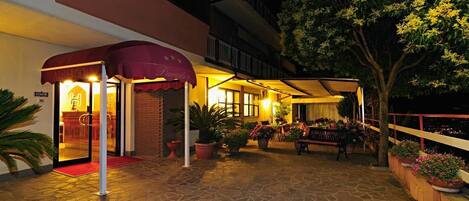 Fassade der Unterkunft – Abend/Nacht