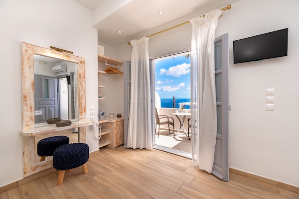 Suite | In-room safe, soundproofing, iron/ironing board, free WiFi