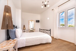 Suite | In-room safe, soundproofing, iron/ironing board, free WiFi - Hotel Thira (Santorini)