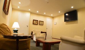 30-英寸纯平电视(配备有线频道)