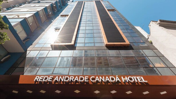 The exterior of Rede Andrade Canada Hotel with a modern glass facade and a prominent sign. - Rede Andrade Hotel Canadá (Rio de Janeiro)
