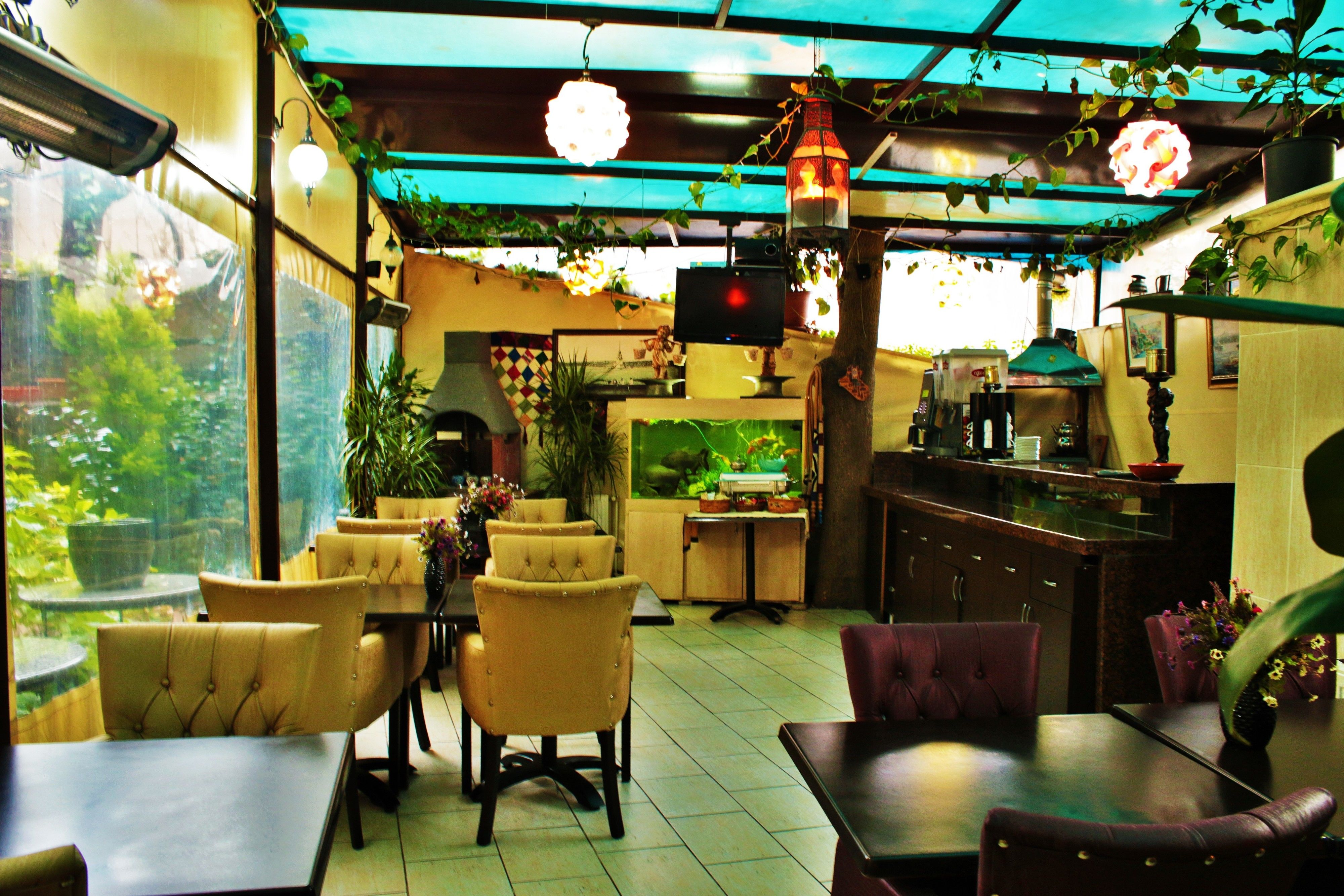 Un restaurant doté d’un toit végétalisé, de fauteuils confortables, d’un bar et d’un aquarium.