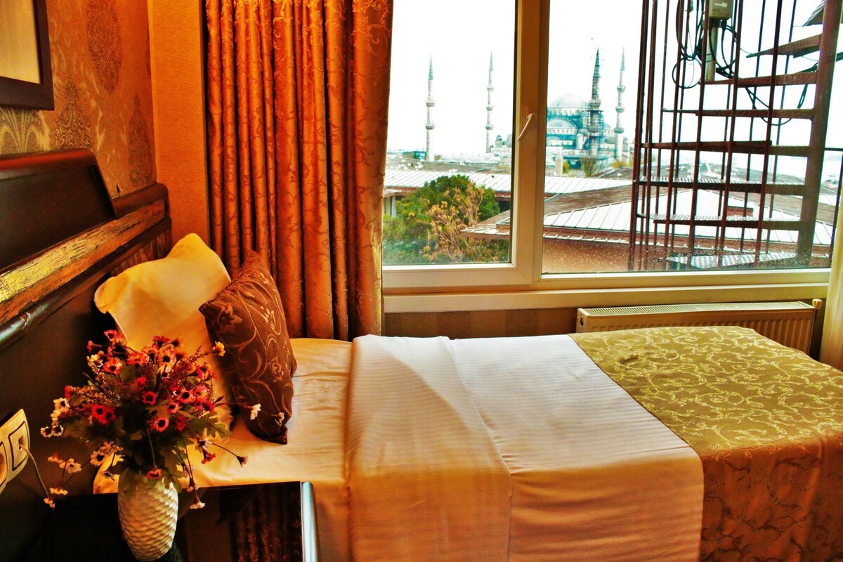 Minibar, in-room safe, desk, iron/ironing board (on request)