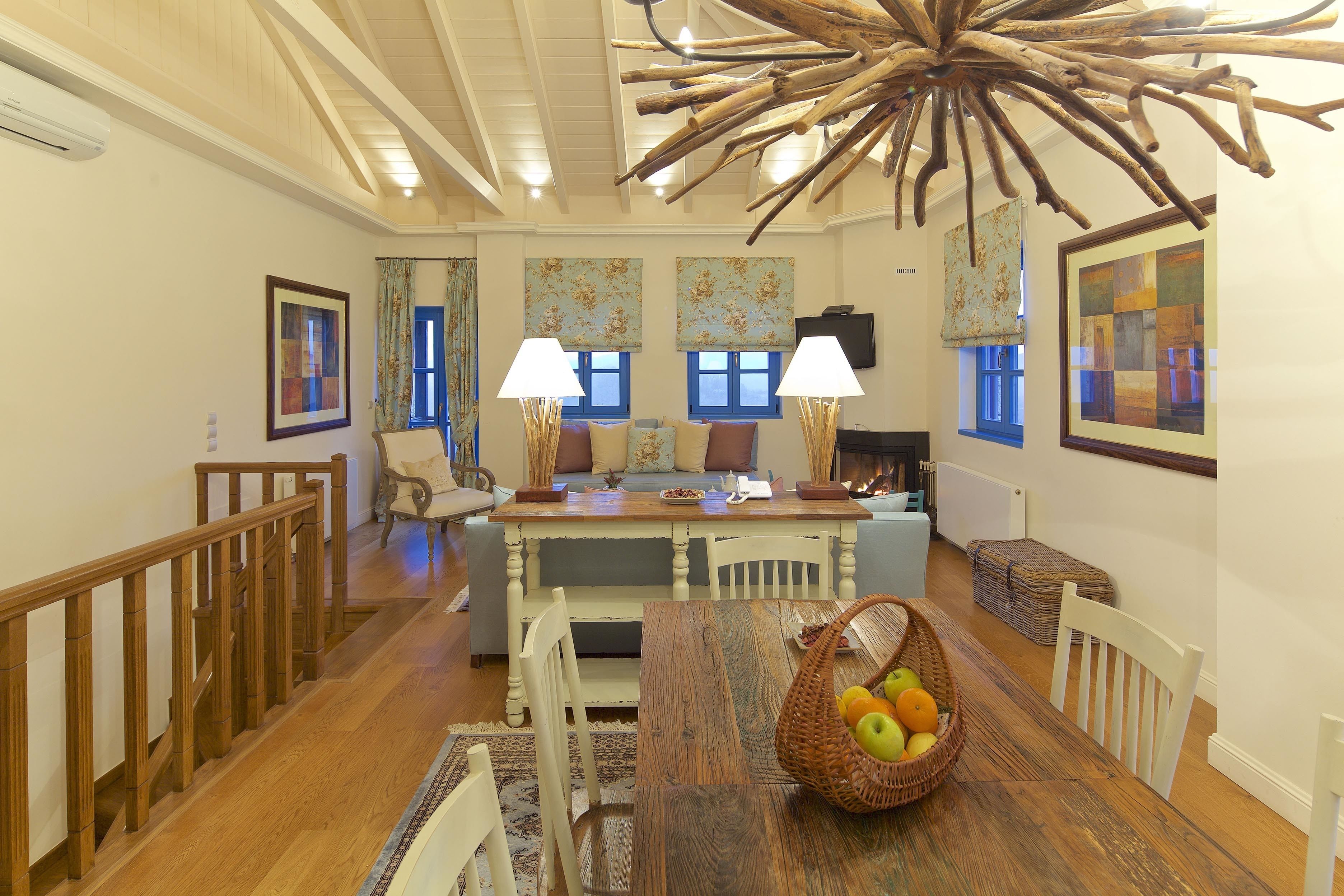 Grand chalet | Woonruimte | Lcd-televisie en een open haard