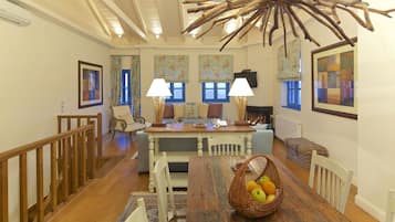 Grand chalet | Woonruimte | Lcd-televisie en een open haard