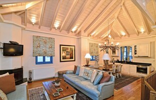 Chalet Grand | Zona de estar | Una televisión LCD, una chimenea