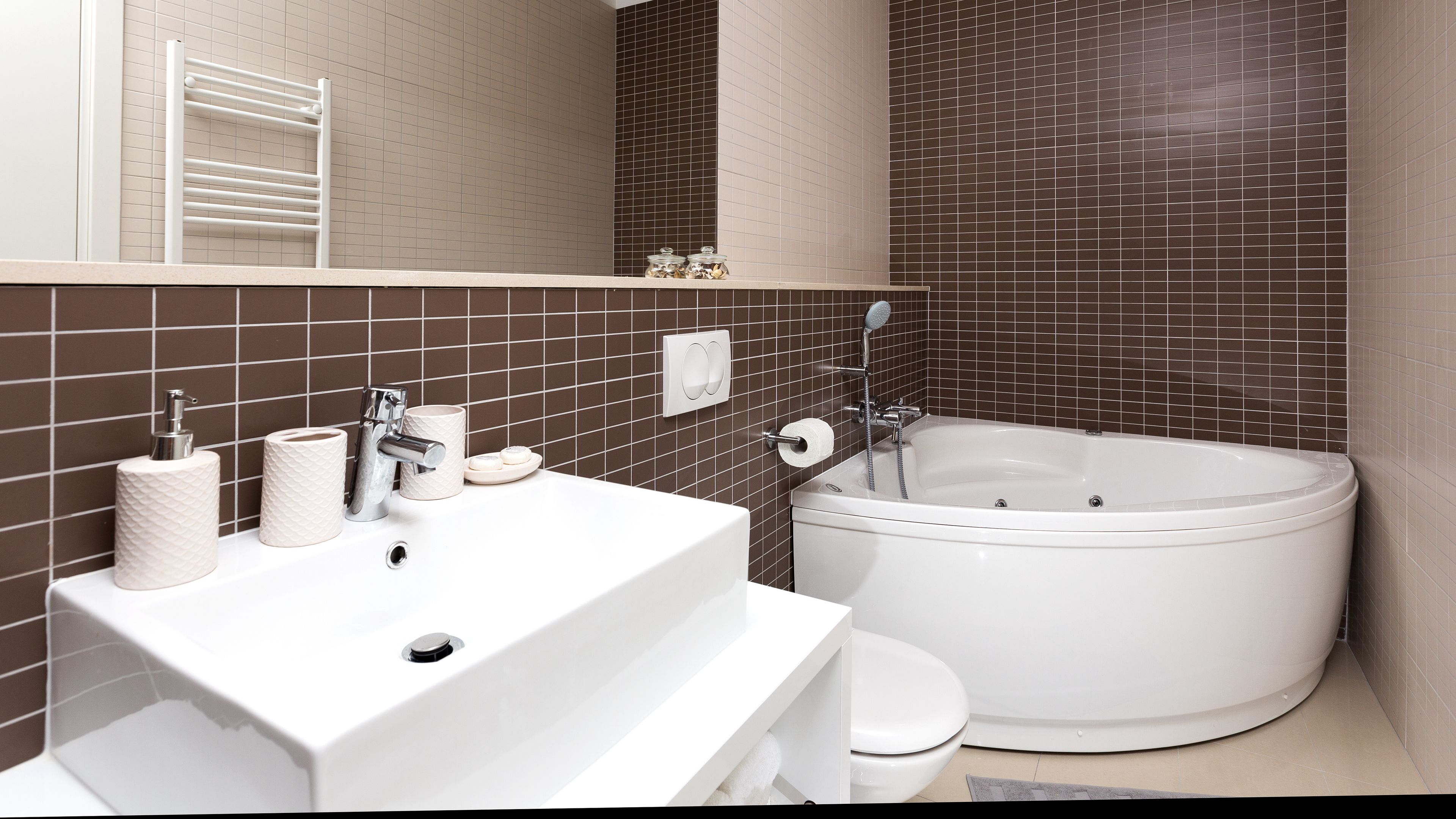 Une salle de bain moderne avec un lavabo blanc, des toilettes et une baignoire sur pieds.