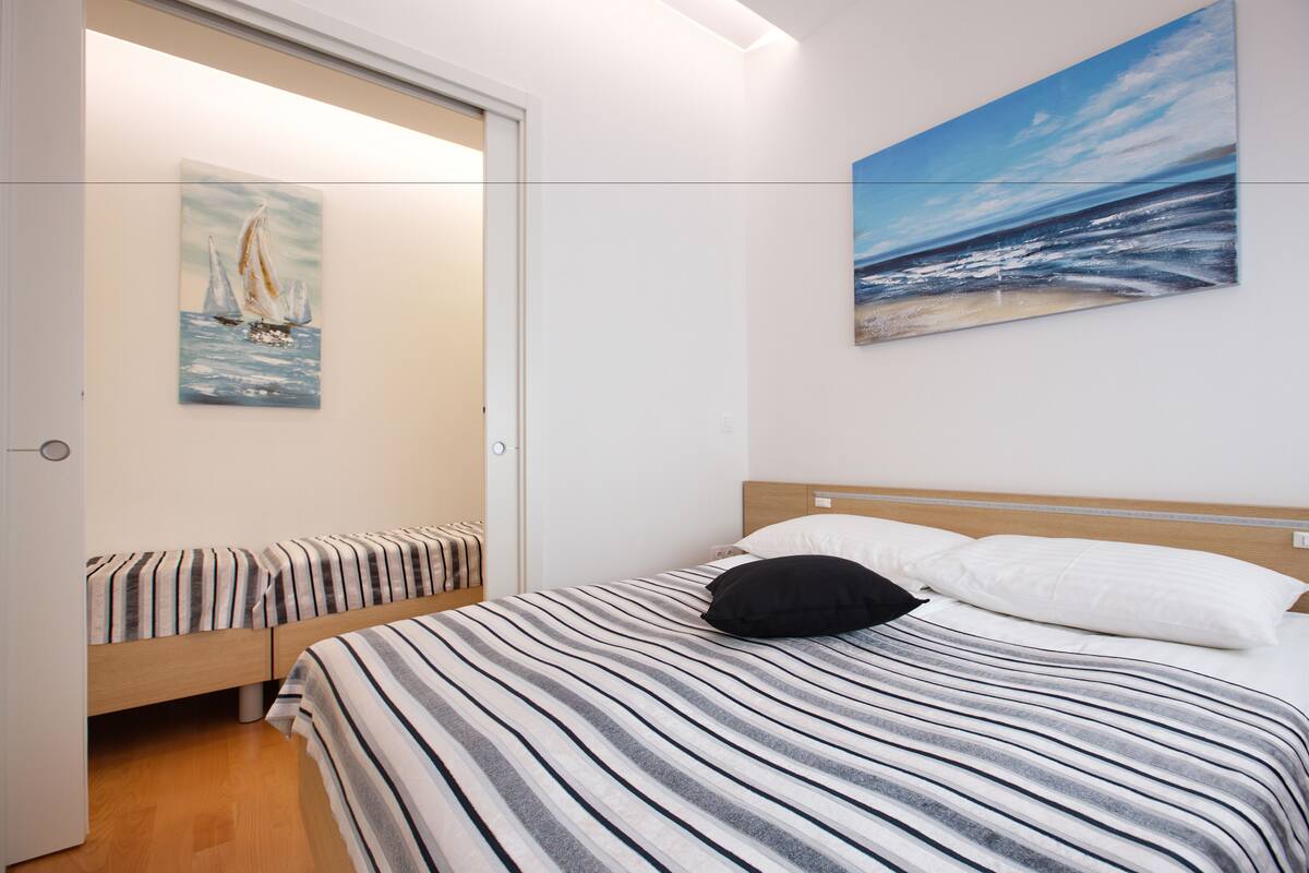 Suite – deluxe, spabadekar | Minibar, safe på rommet, skrivebord og blendingsgardiner