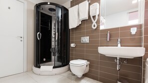 Family Apartment | Bathroom shower