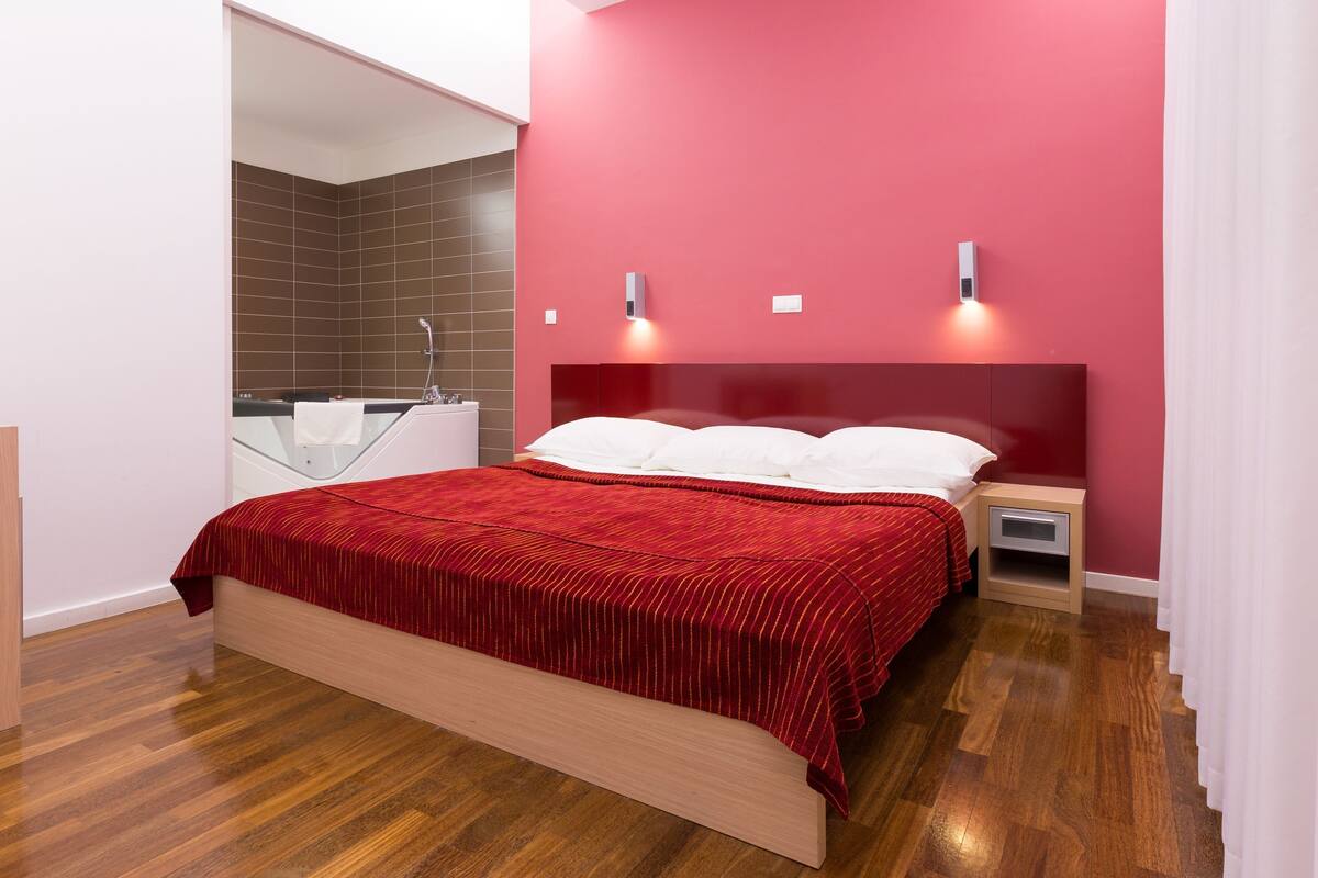 Minibar, Zimmersafe, Schreibtisch, Verdunkelungsvorhänge