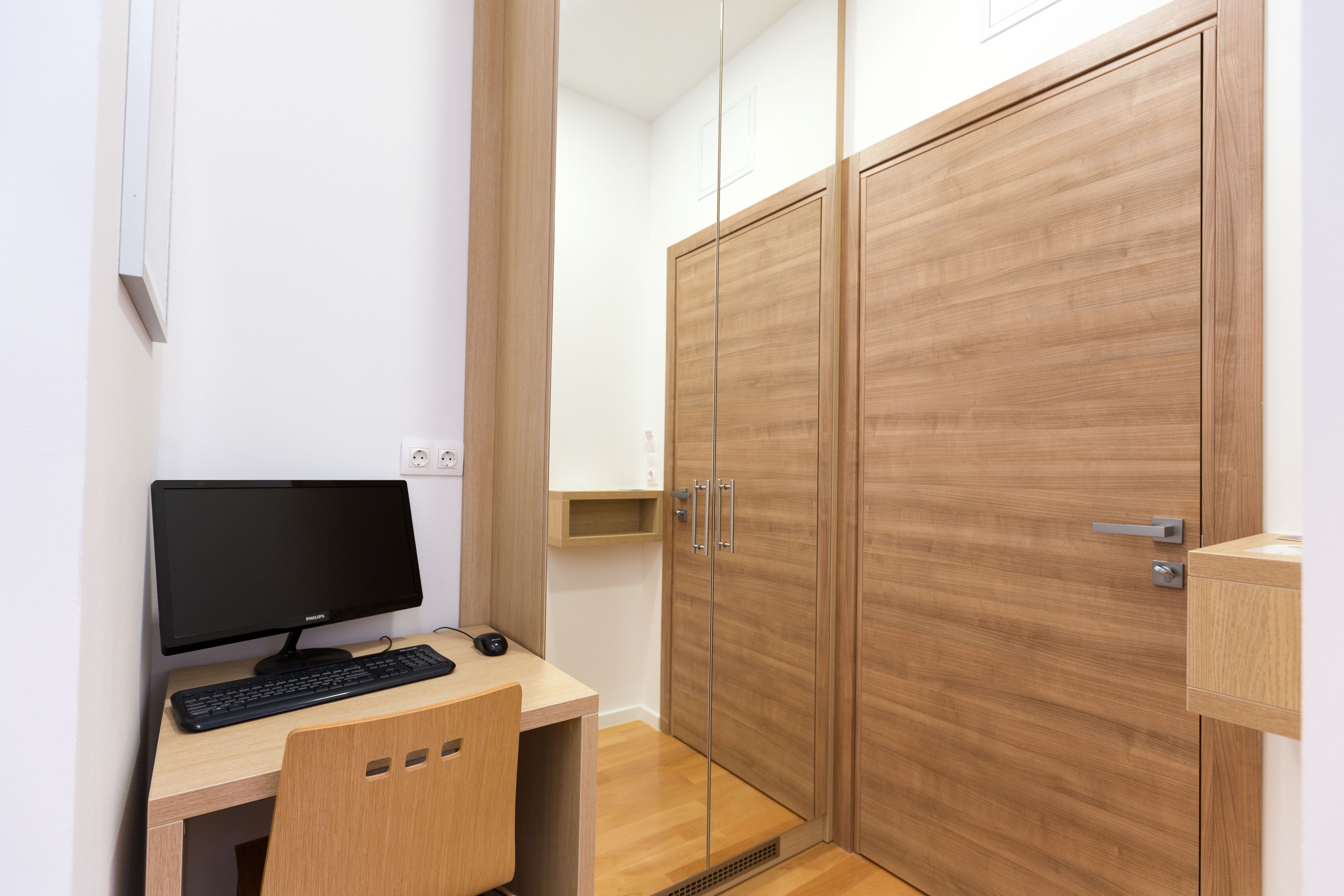 deluxe suite, hot tub | in-room business centre