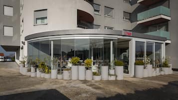 Suíte luxo, banheira de imersão | Vista para o pátio