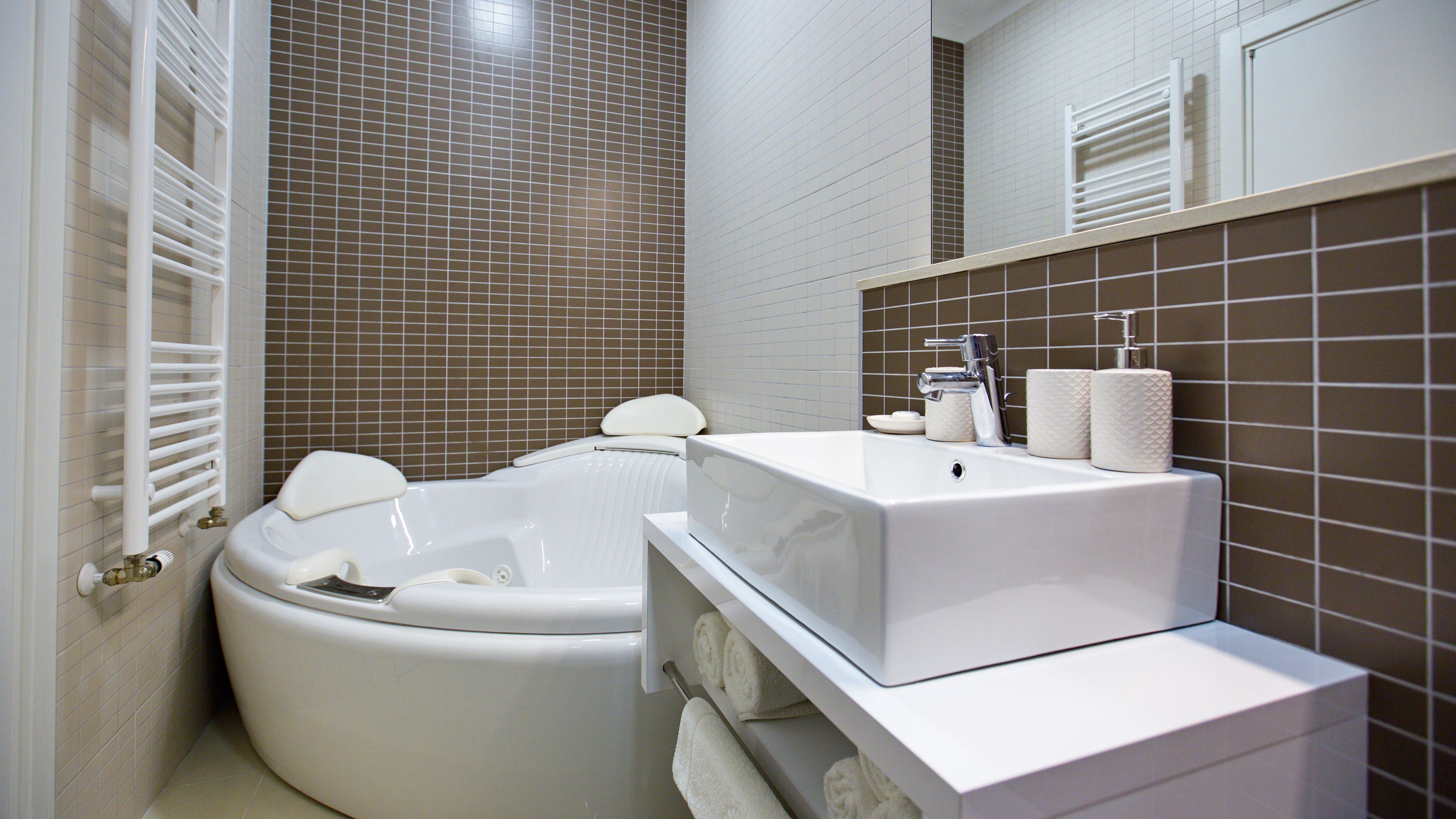 deluxe suite, hot tub | jetted bathtub