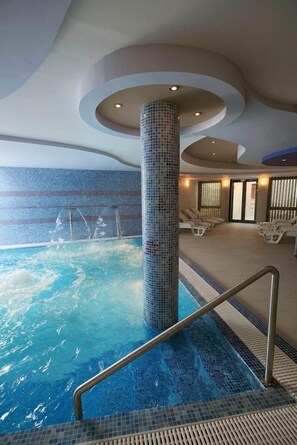 室内游泳池，07:00 至 21:00 开放，日光浴躺椅