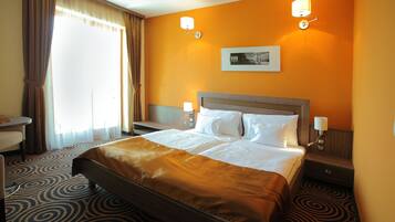 1 chambre, minibar, coffres-forts dans les chambres, bureau