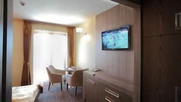 Superior enkelrum | 1 sovrum, minibar, vÀrdeförvaringsskÄp pÄ rummet och skrivbord