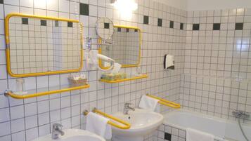 Un bagno con due lavandini, una vasca e uno specchio.