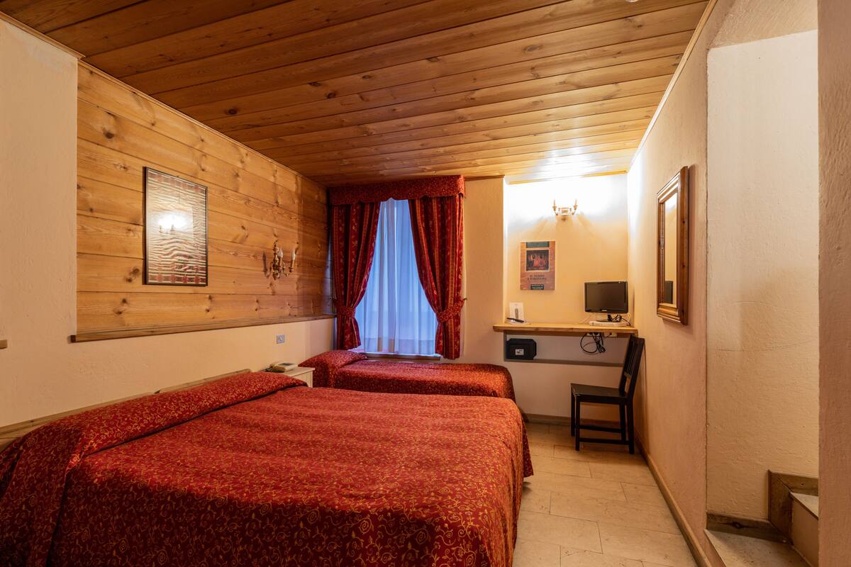 Habitación triple estándar | Sábanas italianas Frette y caja de seguridad en la habitación 
