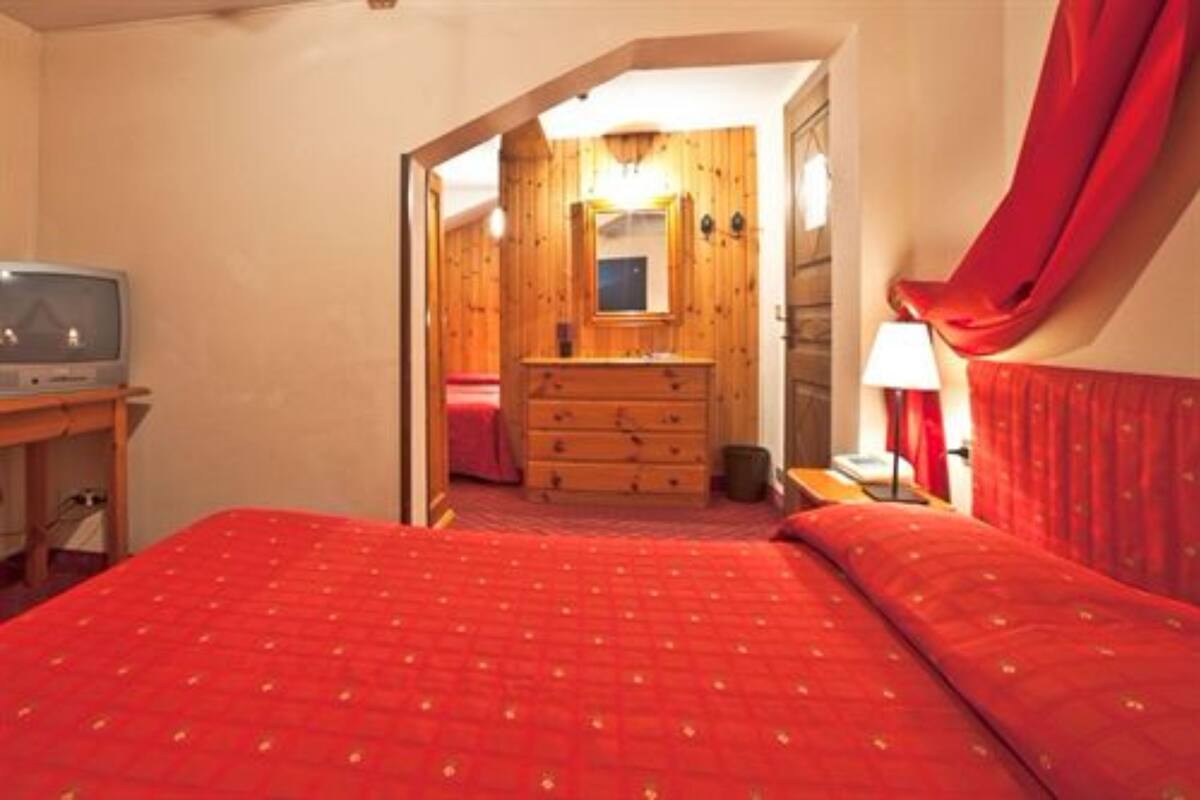 Sábanas italianas Frette y caja de seguridad en la habitación 