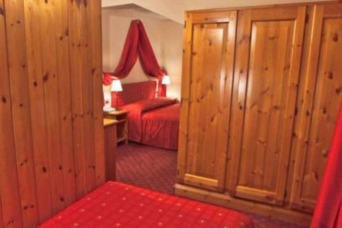 Habitación triple superior | Sábanas italianas Frette y caja de seguridad en la habitación 
