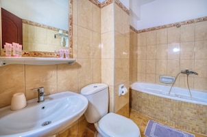 Un baño con lavabo, inodoro y bañera.