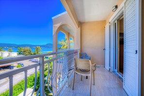 A balcony with a view of the sea, a chair, and a door. - Sunset Hotel Corfu (Corfu)