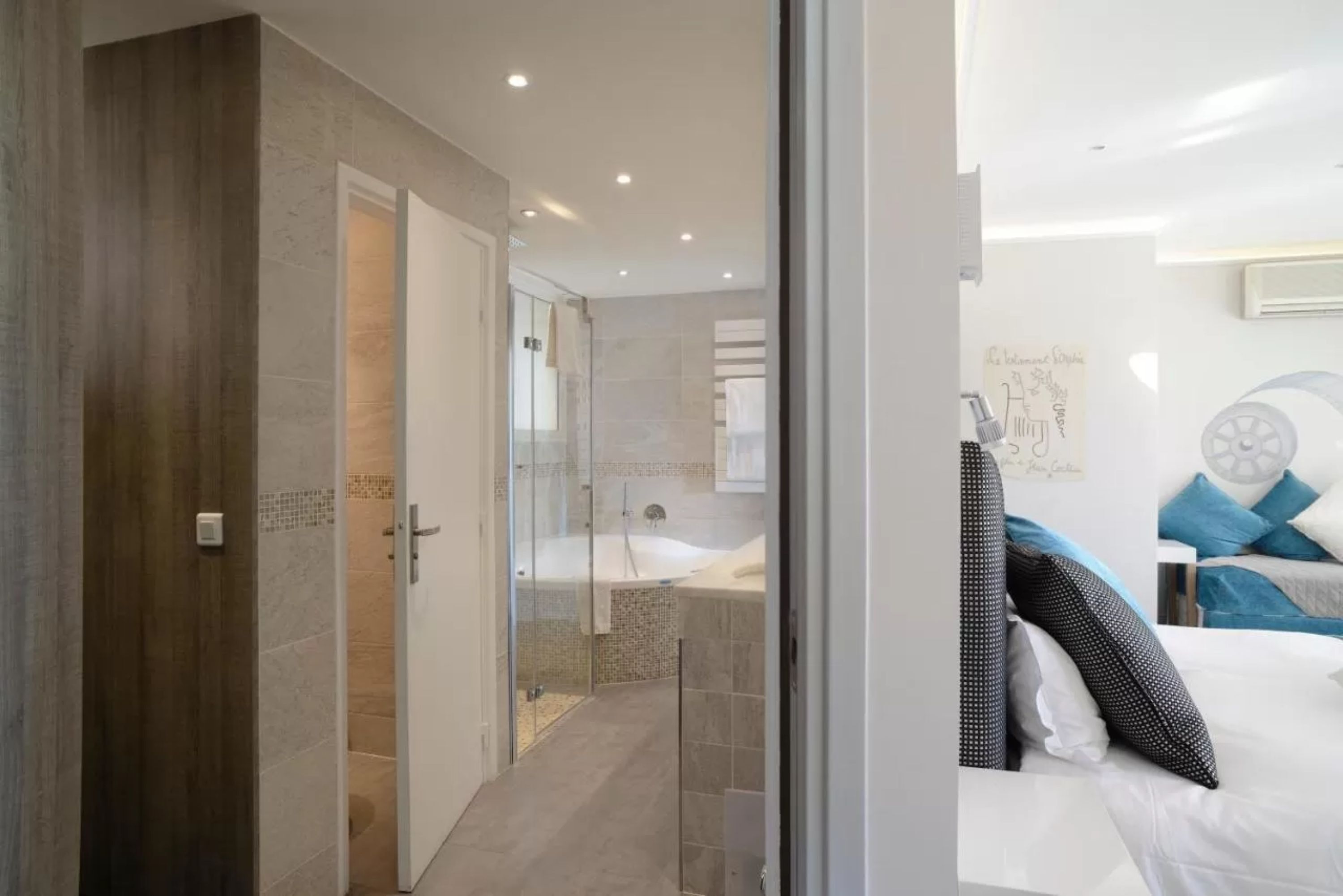 junior suite, sea view (cinéma) | 1 bedroom, minibar, in-room safe, individually decorated