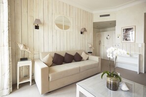 Suite, Sea View | Living area | Flat-screen TV - Welcome Hôtel (Villefranche-sur-Mer)