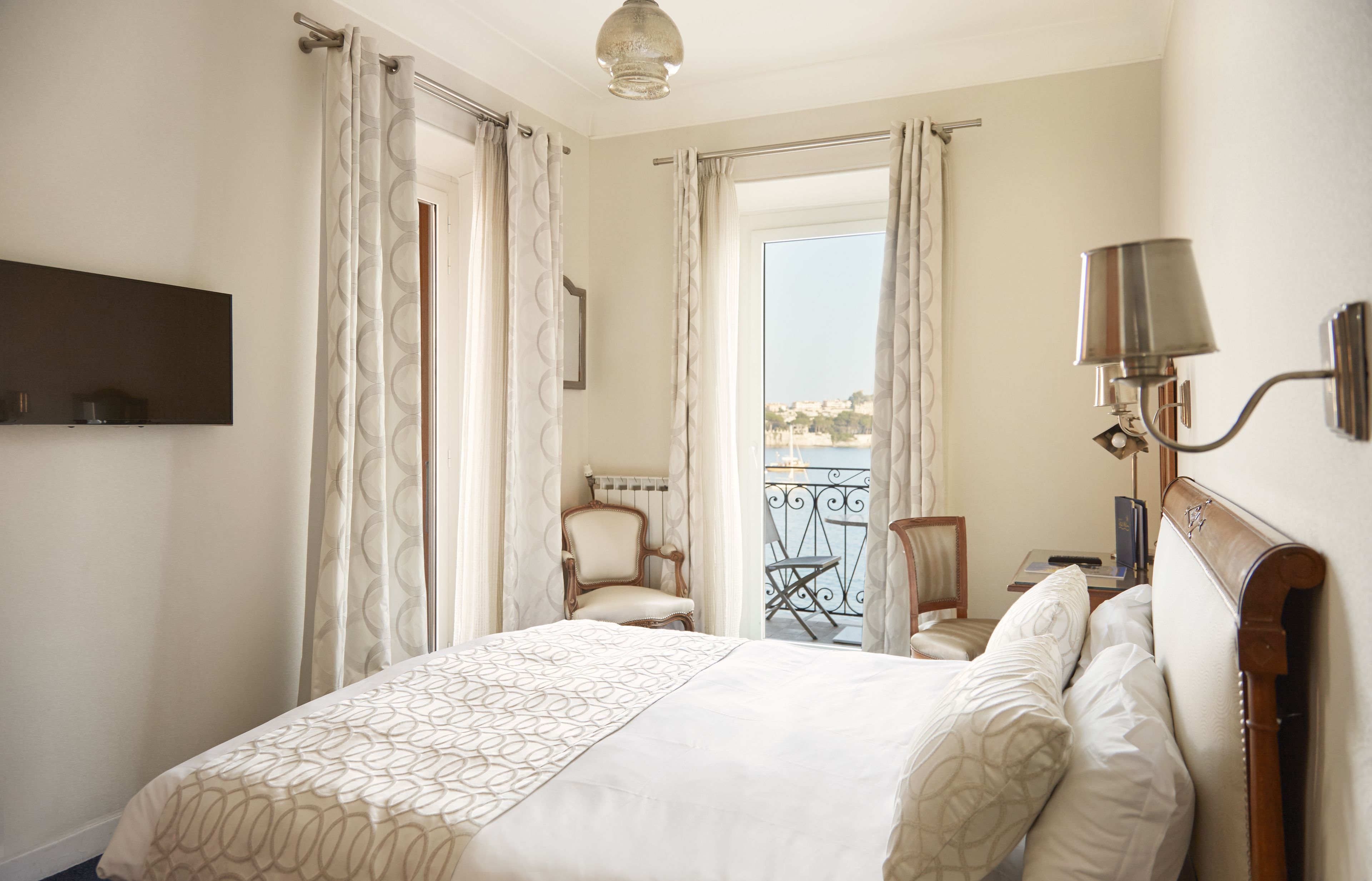 superior double room, sea view | 1 bedroom, minibar, in-room safe, individually decorated