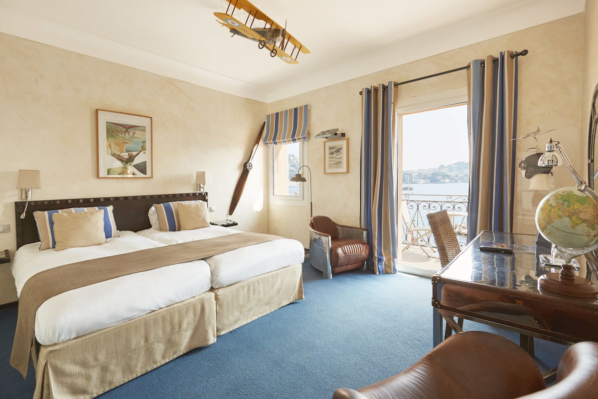 Deluxe Double Room, Sea View | 1 bedroom, minibar, in-room safe, individually decorated