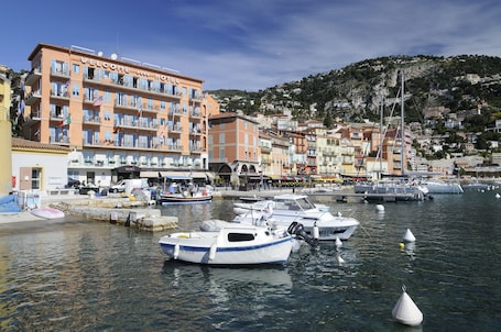 Fachada de la propiedad. Welcome Hôtel