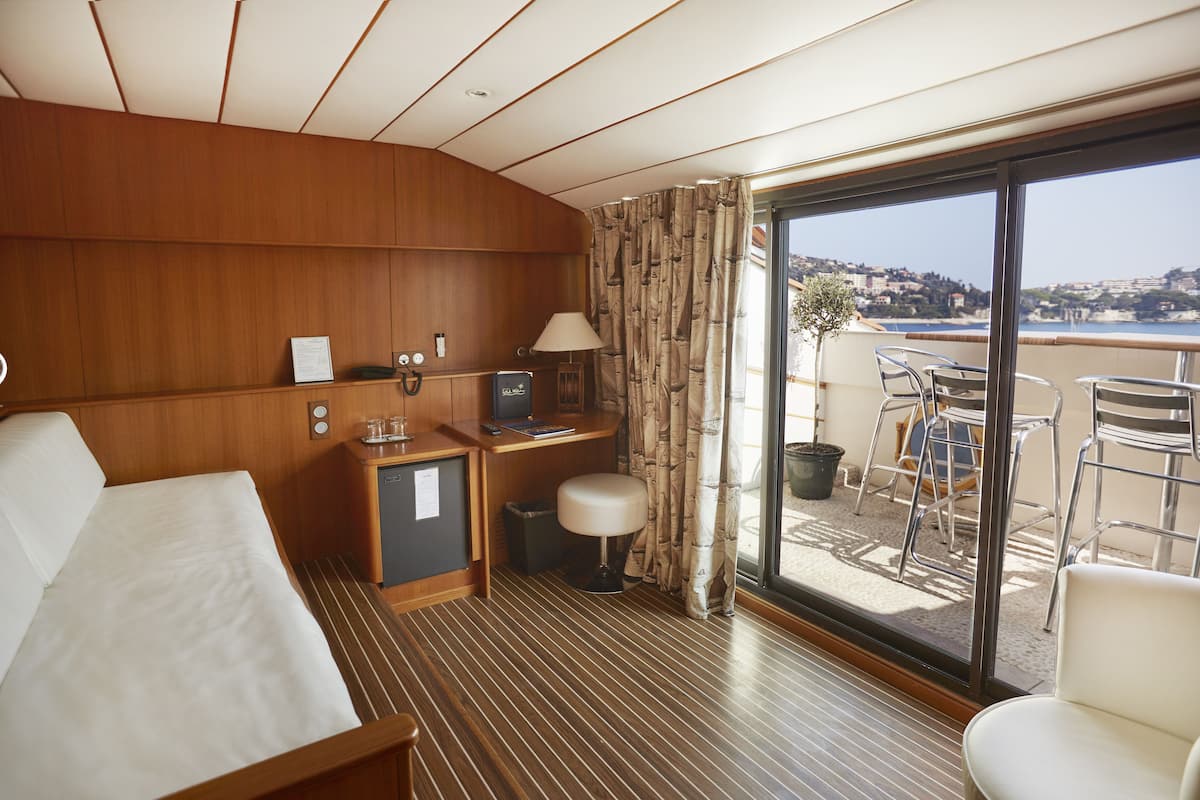 Cabin Suite, Sea view | Living area | Flat-screen TV