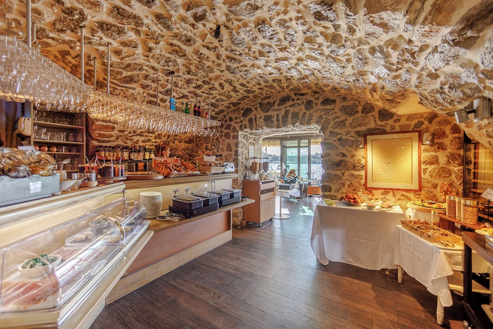 Welcome Hotel by null