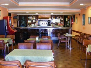 Bar (on property) - Hostal Horizonte (Es Castell)