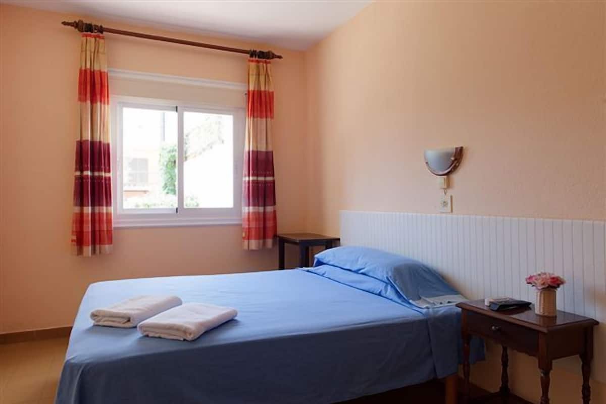 Single Room | Cribs (free), rollaway beds (surcharge), WiFi (free)