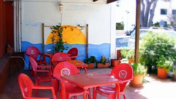 Outdoor dining - Hostal Horizonte (Es Castell)
