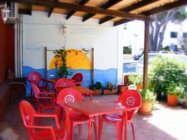 Petit déjeuner, déjeuner et dîner servis sur place