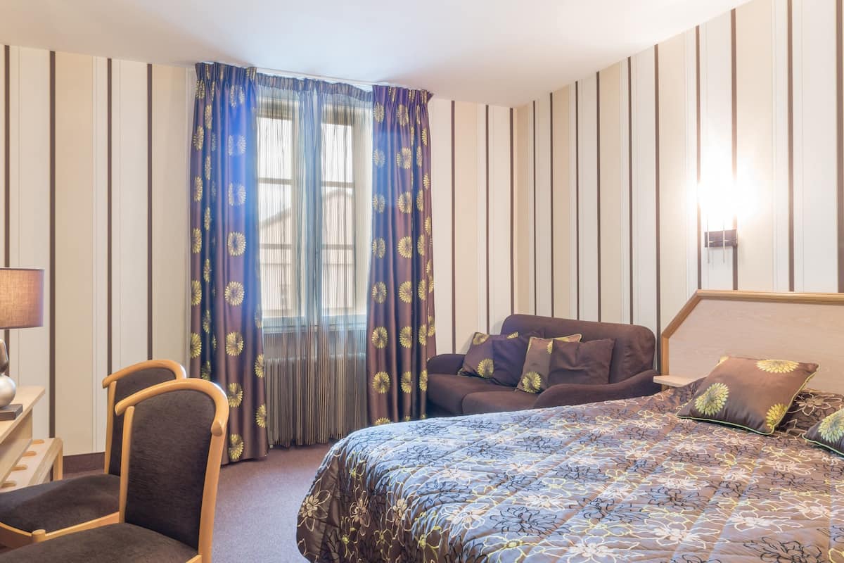 triple room | premium bedding, desk, soundproofing, cots/infant beds