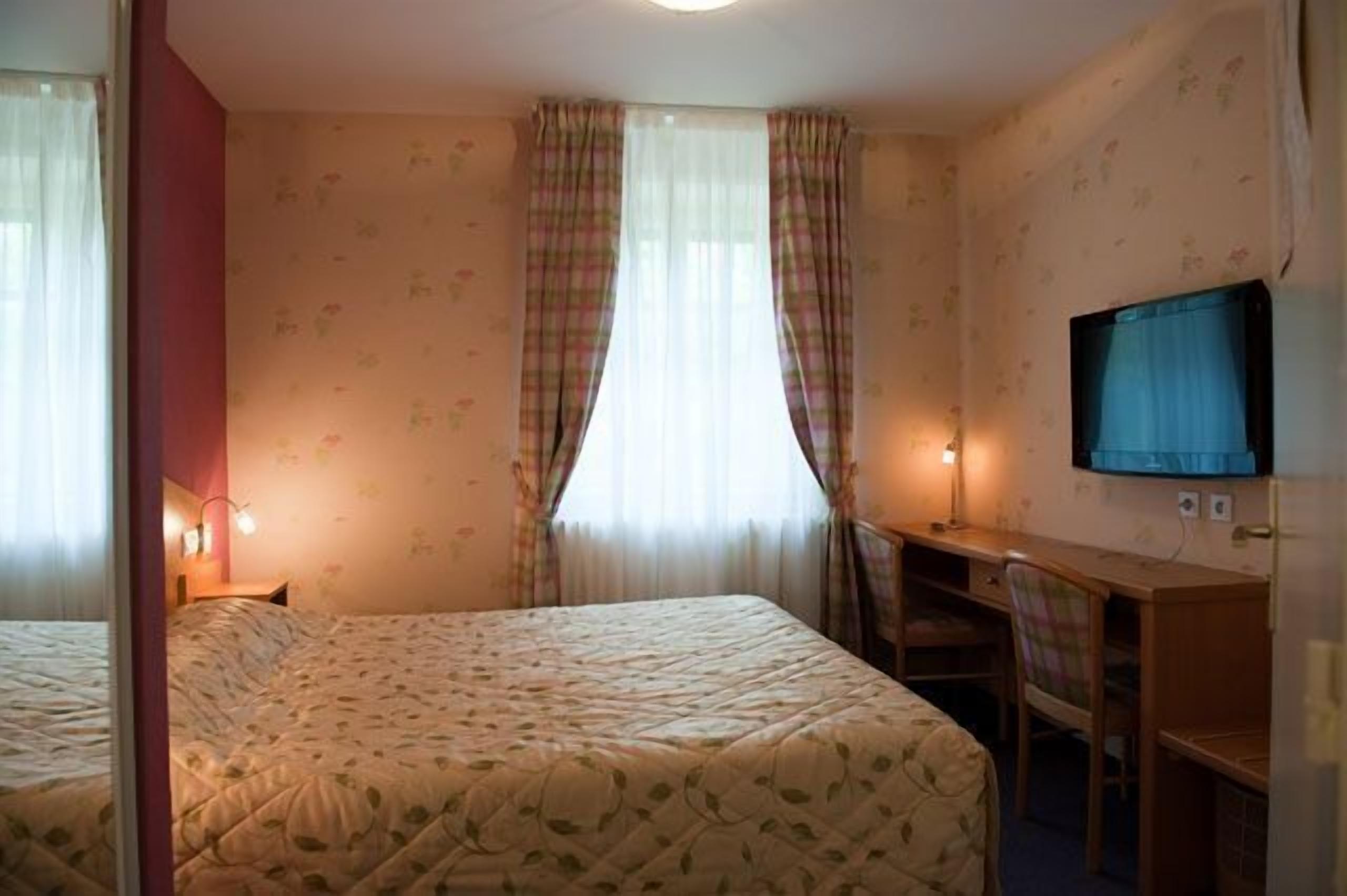 premium bedding, desk, soundproofing, cots/infant beds