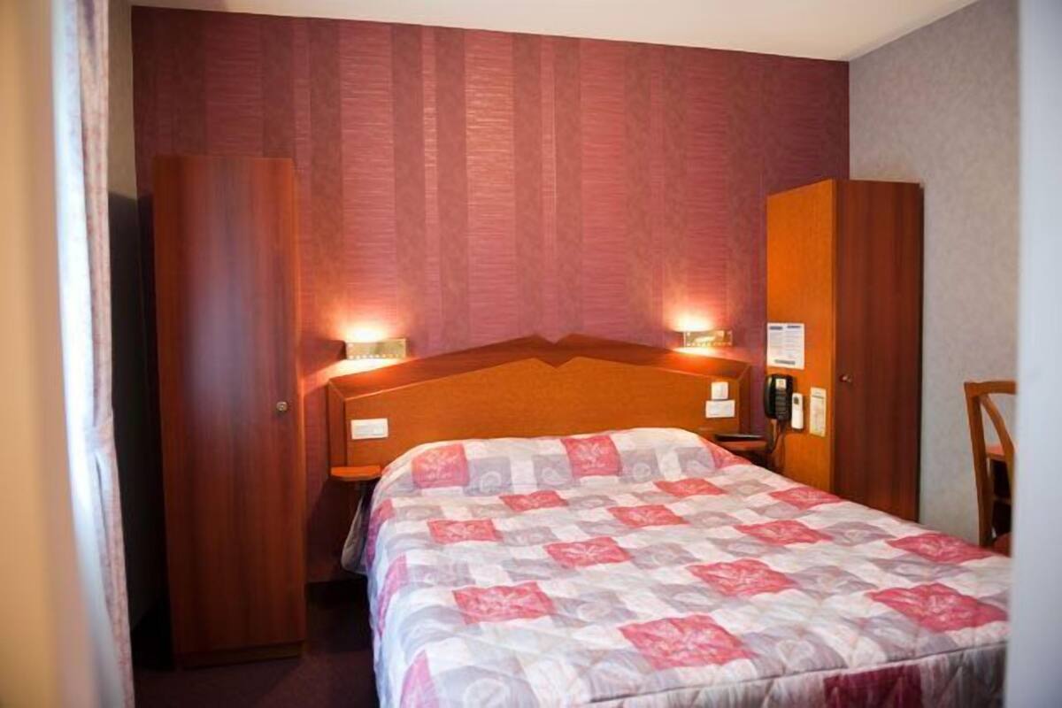 premium bedding, desk, soundproofing, cots/infant beds