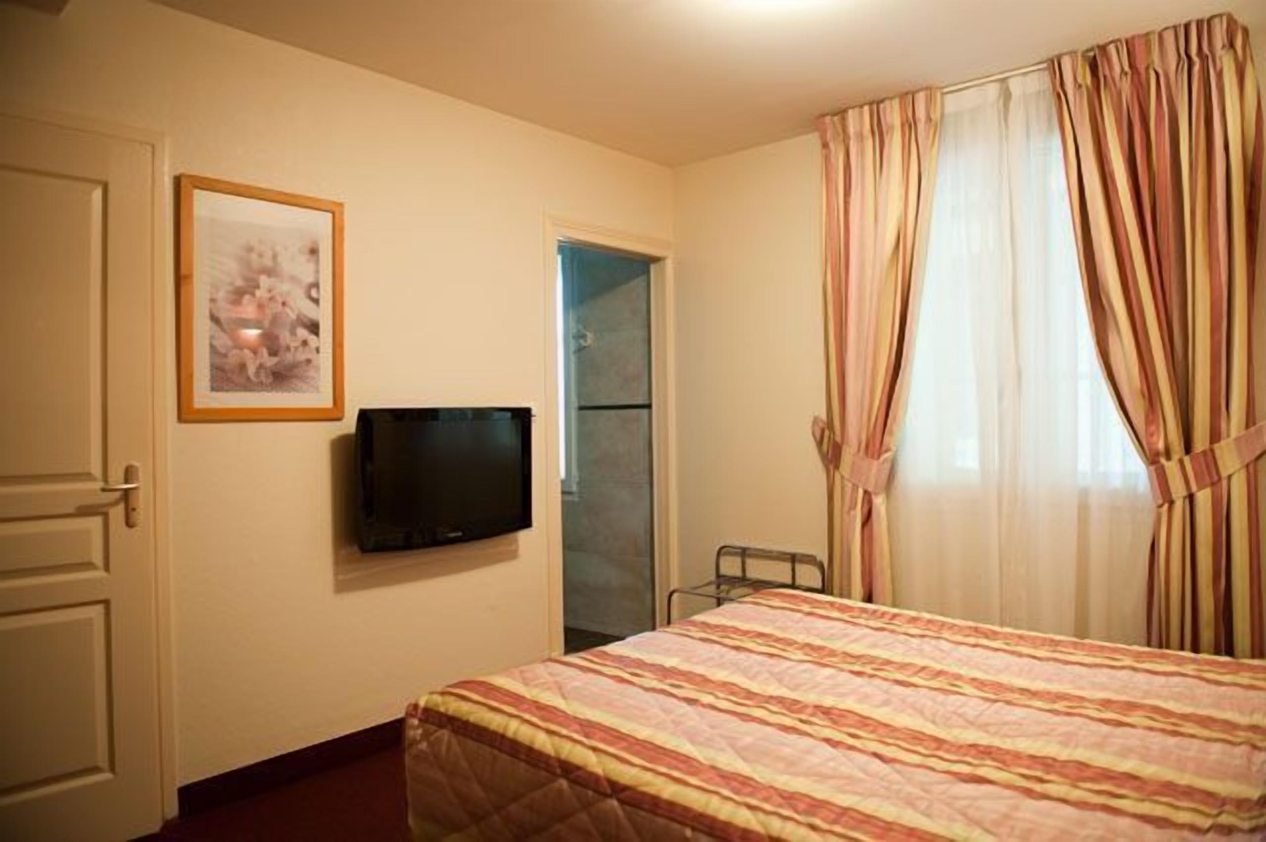 premium bedding, desk, soundproofing, cots/infant beds