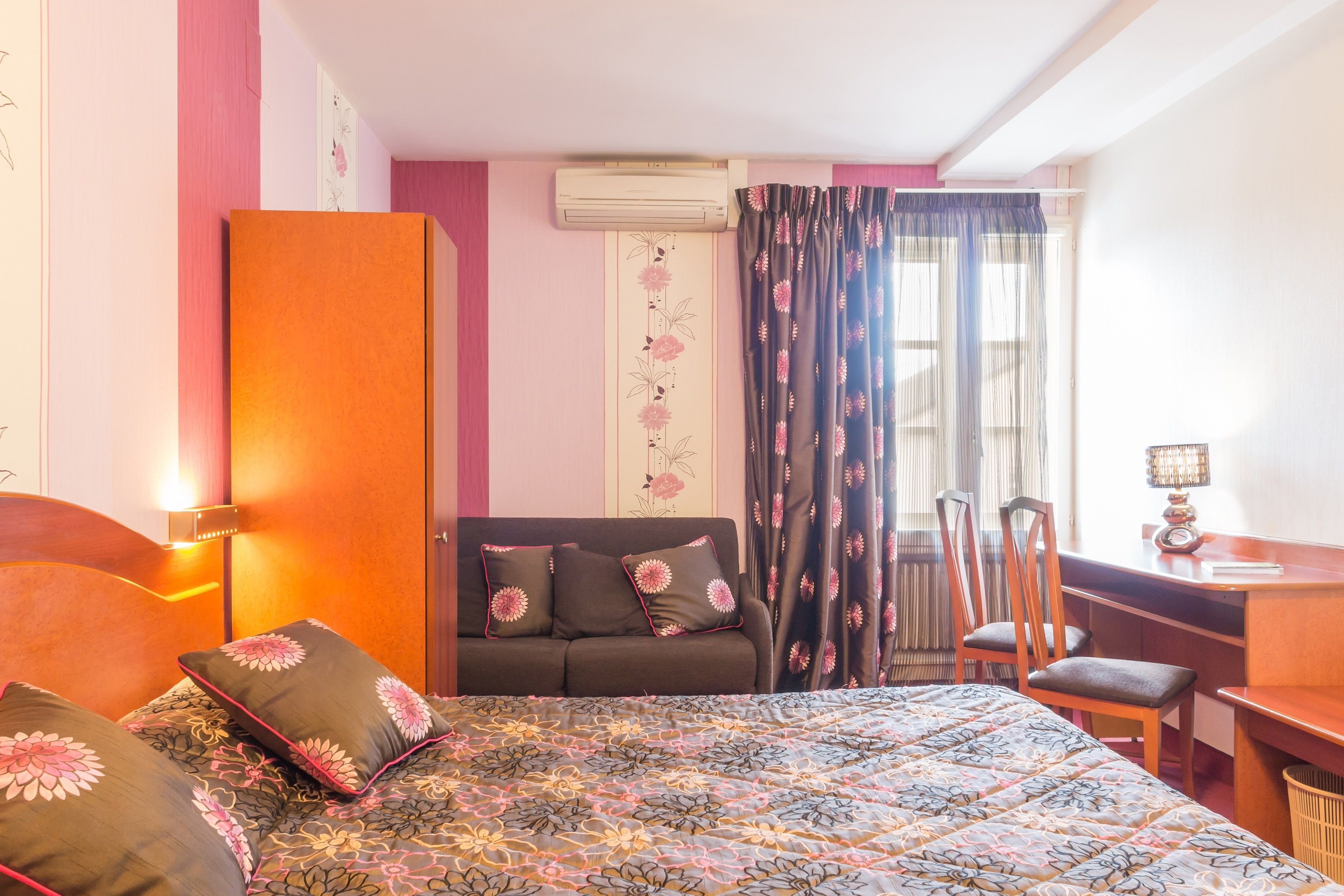 triple room | premium bedding, desk, soundproofing, cots/infant beds